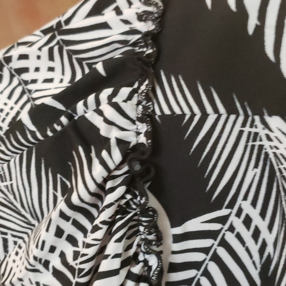 3/🚨$15 🆕️ Flattering fit, luxurious material - Picture 7 of 8